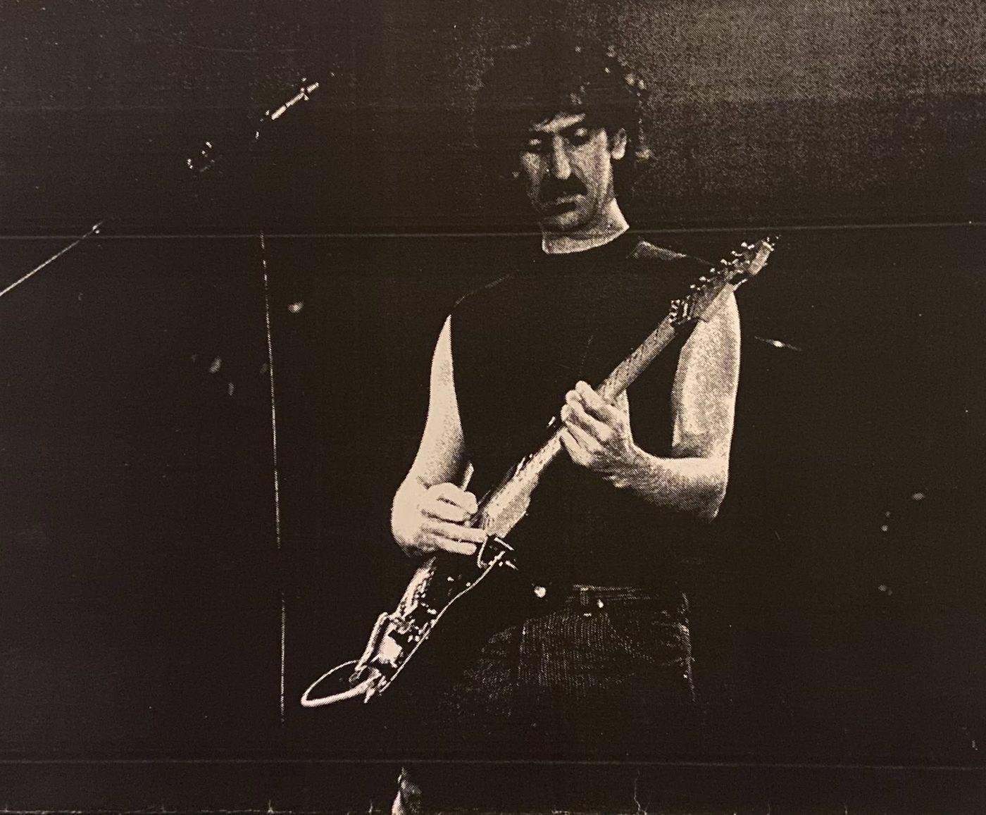 Frank Zappa spiller gitar på scenen